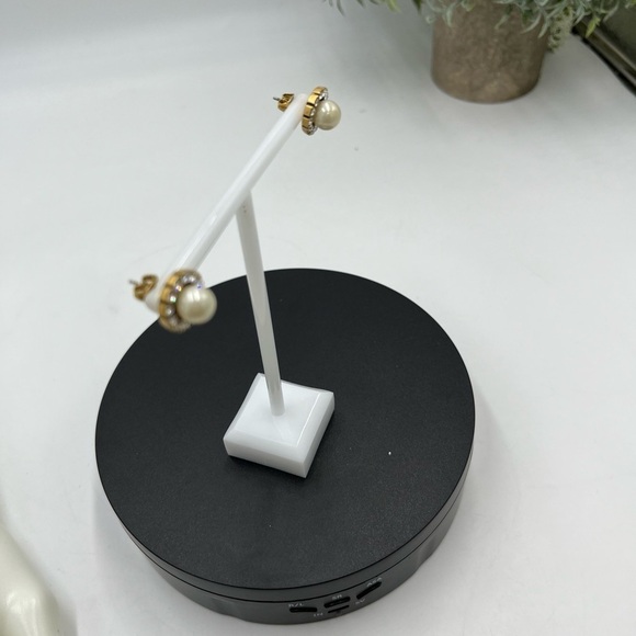 Marc Jacobs Small Strass Pearl in Cream & Antique Gold Studs - Picture 7 of 16